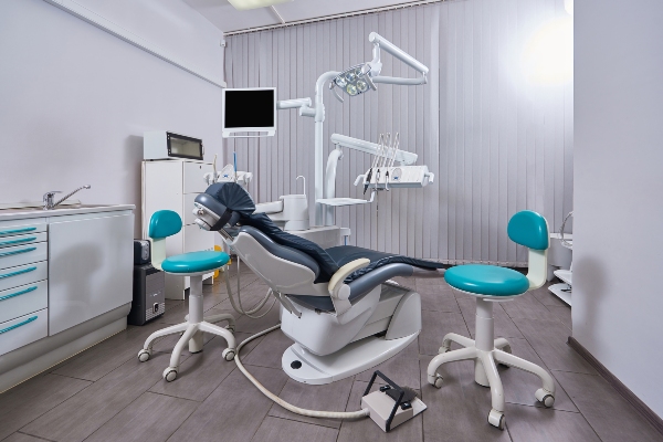 What to Do When You Are Waiting for Emergency Dentistry from Quasha Dentistry in Palm Beach Gardens, FL